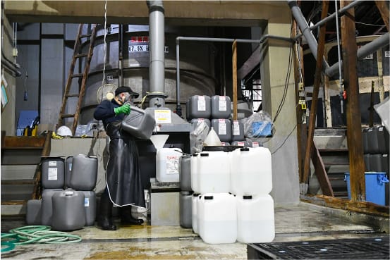 自社内で製造と配送の両方を行っています。