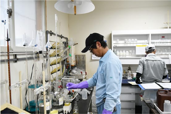 化学薬品を安全にお届けする有資格者集団。